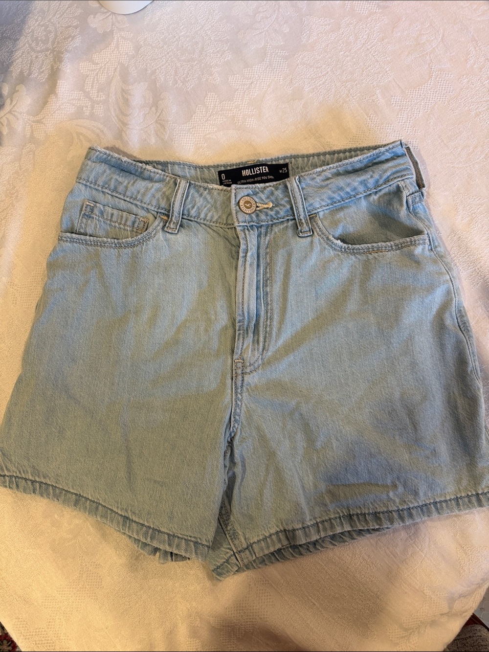 Hollister Ultra High-Rise 90s Denim Shorts. 25w